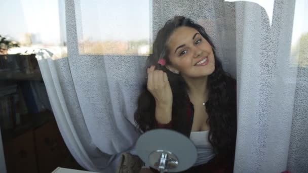 Όμορφη γυναίκα που κάνει κάνει να αναζητούν στον καθρέφτη — Αρχείο Βίντεο