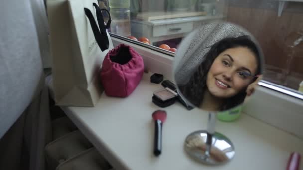 Belle femme faisant maquillage regardant vers le miroir — Video