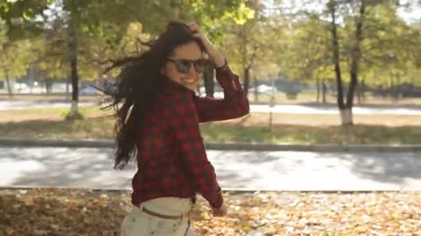 Menina bonita andando no parque e sorrindo — Vídeo de Stock