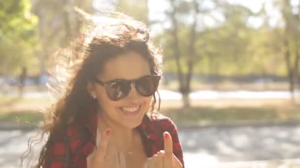 Mujer caminando por el callejón y sonriendo — Vídeos de Stock