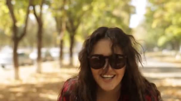 Девушка позирует перед камерой и улыбается — стоковое видео