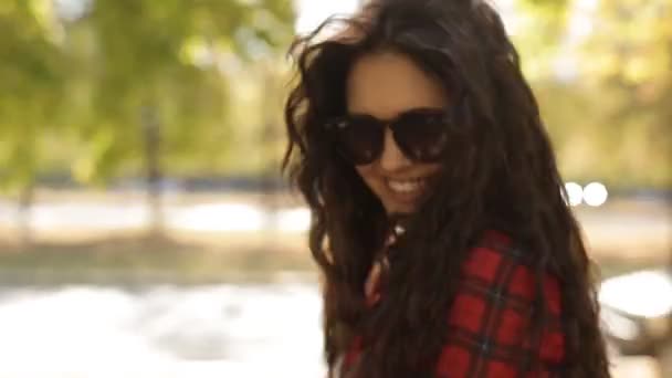 Lány pózol a kamerába, és mosolyog — Stock videók