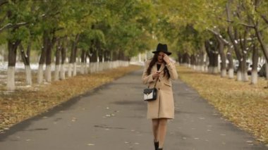 Kızı sokakta yürür ve bir ileti yazdırır