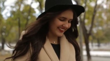 Kız gülümsüyor ve iletiyi yazdırır