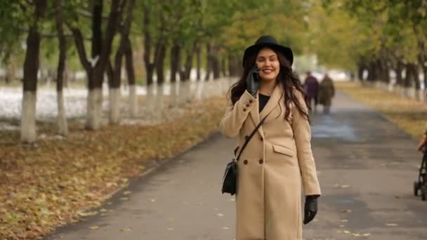 Счастливая девушка, говорящая по телефону — стоковое видео