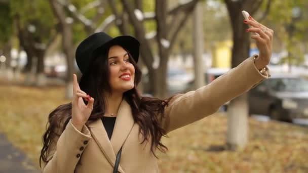 Menina faz uma selfie no parque — Vídeo de Stock