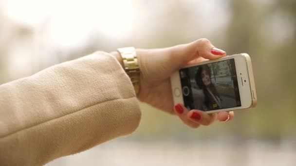 Žena pomocí smartphonu se selfie — Stock video