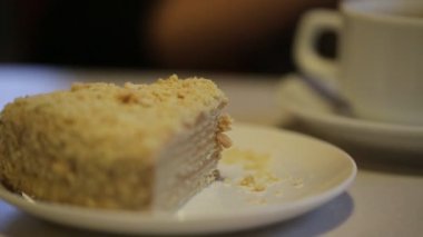 Bir çatalla pasta yemeye kız