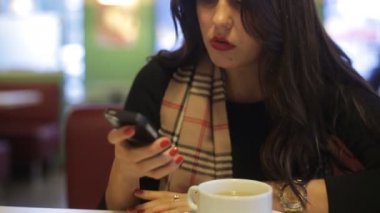 lezzetli bir pasta çalışıyor ve çay içme kız