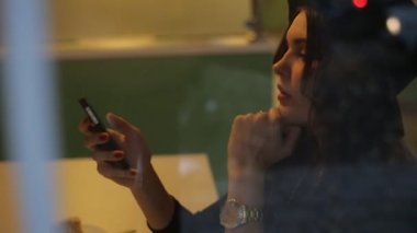 Kafe ve okuma iletisinde oturan genç kadın