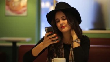 Kafe ve ase telefonunuzu oturan kız
