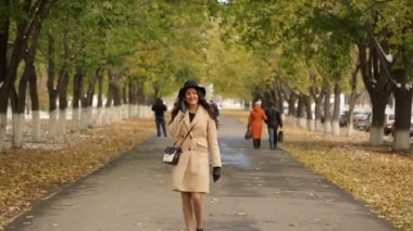 cep telefonunuzda konuşurken kız