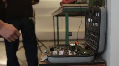Adam özel alet çanta dışarı alır