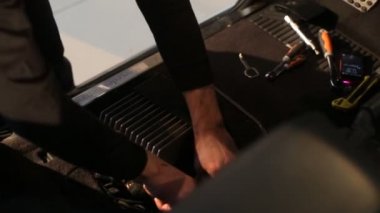 Adam araba ses yalıtımı için inceliyor