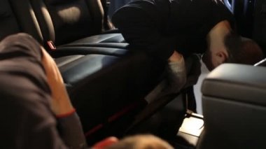Adam araba ses yalıtımı için inceliyor