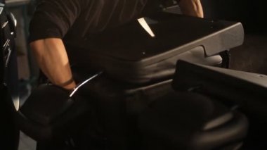 İki adam araba koltuğu dışarı çekti