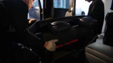 İki adam araba koltuğu dışarı çekti
