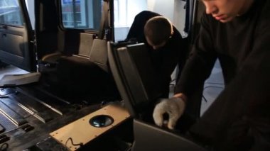 Dört adam ses yalıtımı için araba sökülmüş