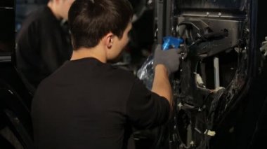 adam kapının önünde ses yalıtımı işleme