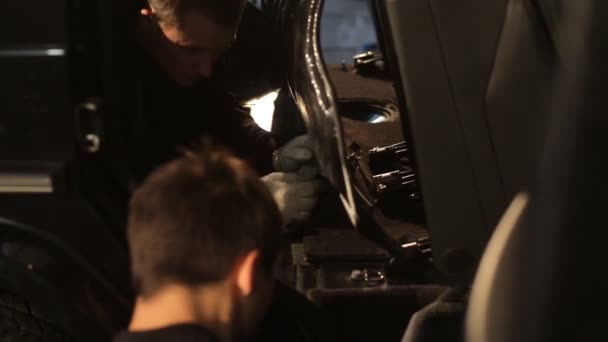 De jongens ontmanteld de auto voor geluid isolatie — Stockvideo