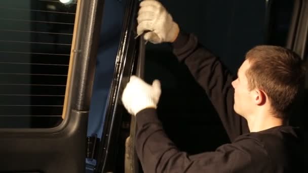 Человек демонтировать машину для звукоизоляции — стоковое видео