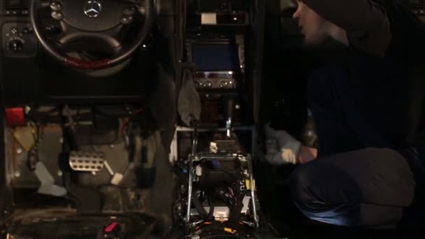 Людина бере покриття в машині для звукоізоляції — стокове відео