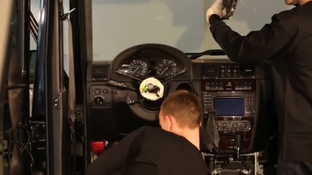 Vorbereitung der Maschine auf den Schallschutz — Stockvideo
