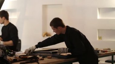 adam kapıyı ses yalıtımı için hazırlar.