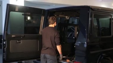 adam arabanın kapı taşır