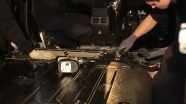 Çocuklar araba ses yalıtımı için inceliyor