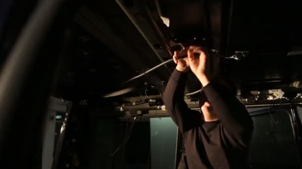 Mann beschäftigt sich mit Schalldämmung des Maschinendachs — Stockvideo