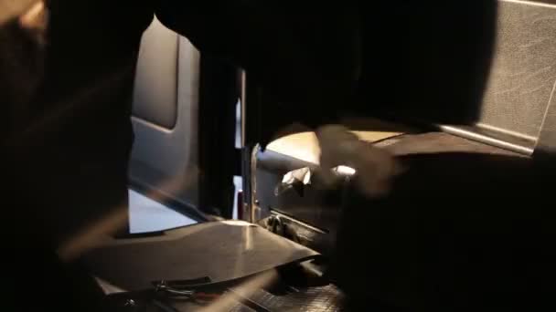 Le gars examine la voiture pour l'isolation acoustique — Video