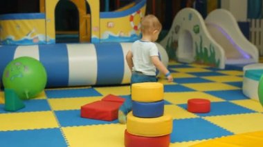 Piramit ile oynarken küçük 2 yaşındaki yürümeye başlayan çocuk