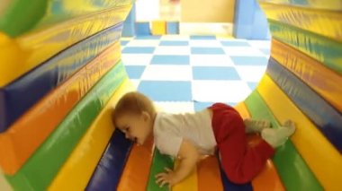 Oynamak ve eğlenmek şirin küçük çocuk