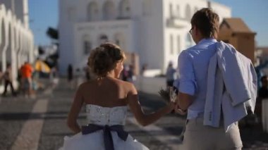 sokaklarda çalışan yeni evli çift