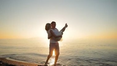 Mutlu bir adam bir kız kollarını açar.