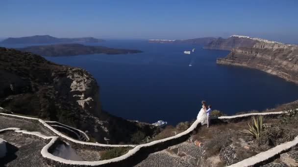 Mariée et marié sur l'île de Santorin 