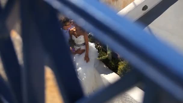 Bruid en bruidegom met een boeket van bloemen. Uitgewisselde ringen. Griekenland, eiland Santorini. — Stockvideo