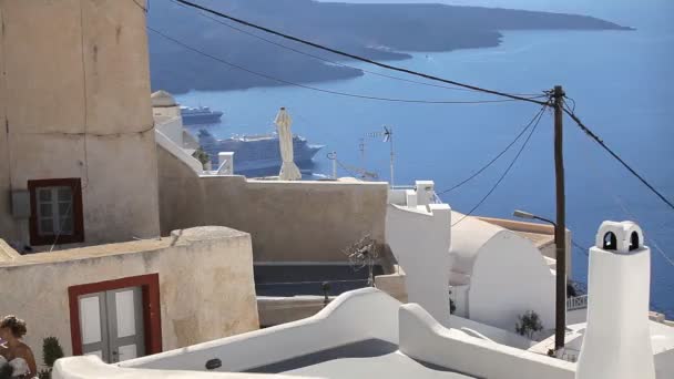 Nevěsta a ženich s kyticí. Vyměněné kroužky. Řecko, ostrov Santorini. — Stock video