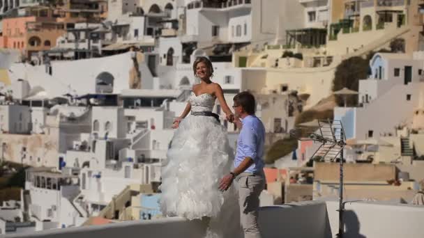 Bruden och brudgummen på Santoriniön — Stockvideo