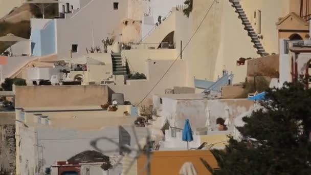 Menyasszony és a vőlegény a Santorini-sziget, a boldog pár — Stock videók