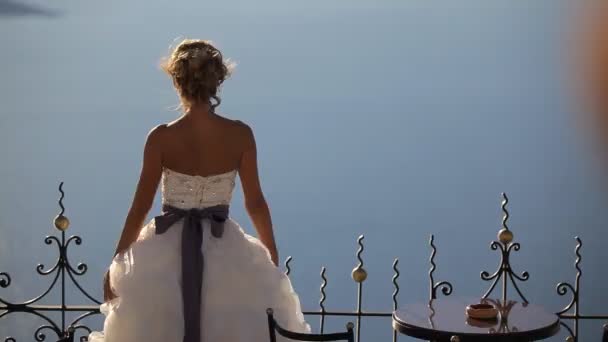 Belle mariée posant sur le fond de la mer Égée — Video