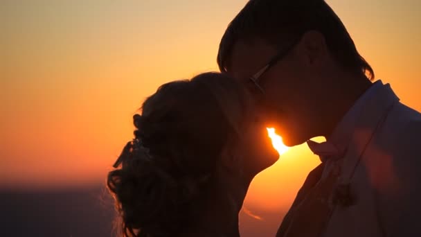 在圣托里尼岛爱侣相拥而吻的婚礼 — 图库视频影像