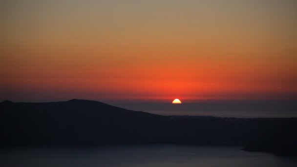 Wiatrak przeciwko kolorowy zachód słońca, santorini, Grecja — Wideo stockowe