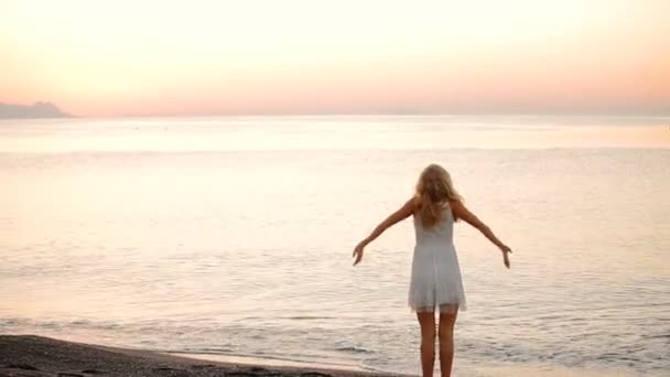 Bela menina posando ao pôr do sol — Vídeo de Stock