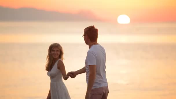 Hermosa pareja caminando a lo largo de la orilla del mar Egeo — Vídeo de stock