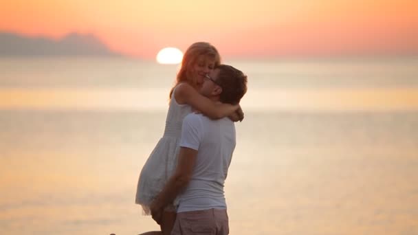 Belo casal posando ao nascer do sol — Vídeo de Stock