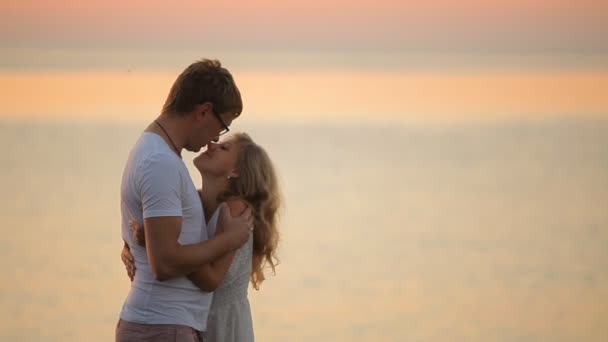 Gelukkig jonggehuwde paar bij zonsopgang — Stockvideo