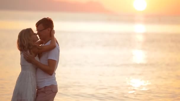 Hermosa pareja al amanecer en la isla de Santorini — Vídeos de Stock