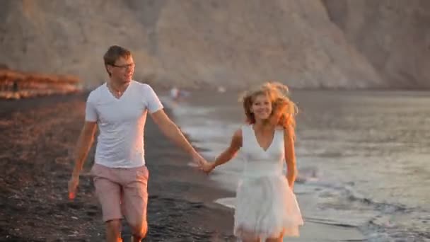 Beautiful couple walking along the shore of the Aegean Sea — Stock Video